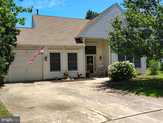 8 PARKVIEW CIR, Columbus, NJ 08022
