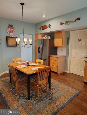 8 PARKVIEW CIR, Columbus, NJ 08022