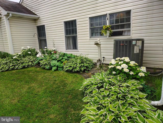 8 PARKVIEW CIR, Columbus, NJ 08022