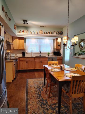8 PARKVIEW CIR, Columbus, NJ 08022