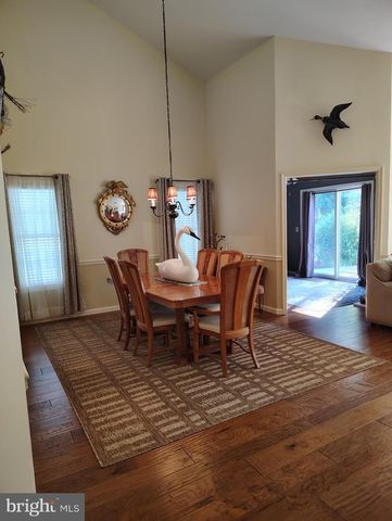 8 PARKVIEW CIR, Columbus, NJ 08022
