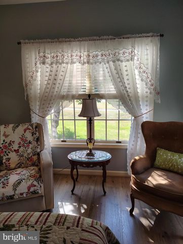 8 PARKVIEW CIR, Columbus, NJ 08022