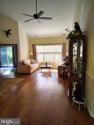 8 PARKVIEW CIR, Columbus, NJ 08022