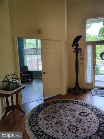 8 PARKVIEW CIR, Columbus, NJ 08022