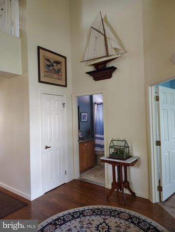 8 PARKVIEW CIR, Columbus, NJ 08022