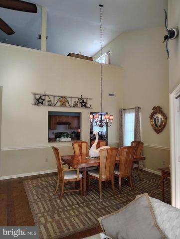 8 PARKVIEW CIR, Columbus, NJ 08022