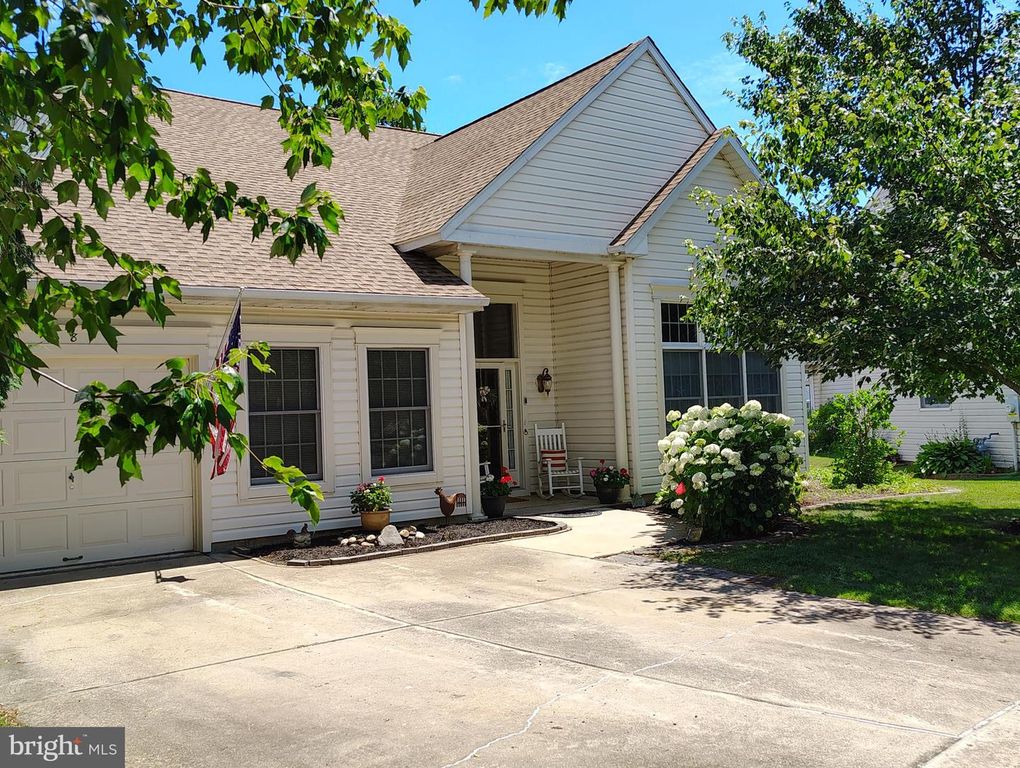 8 PARKVIEW CIR, Columbus, NJ 08022