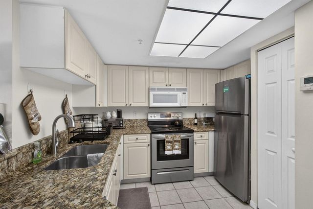 800 S Crestwood Ct Court S 809, Royal Palm Beach, FL 33411