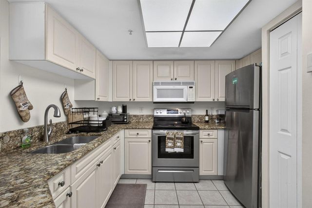 800 S Crestwood Ct Court S 809, Royal Palm Beach, FL 33411