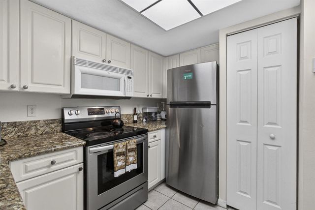 800 S Crestwood Ct Court S 809, Royal Palm Beach, FL 33411