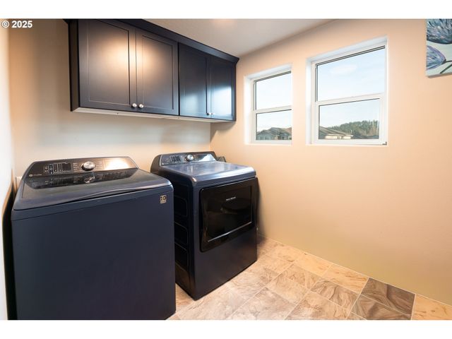 792 S 52ND Pl, Springfield, OR 97478