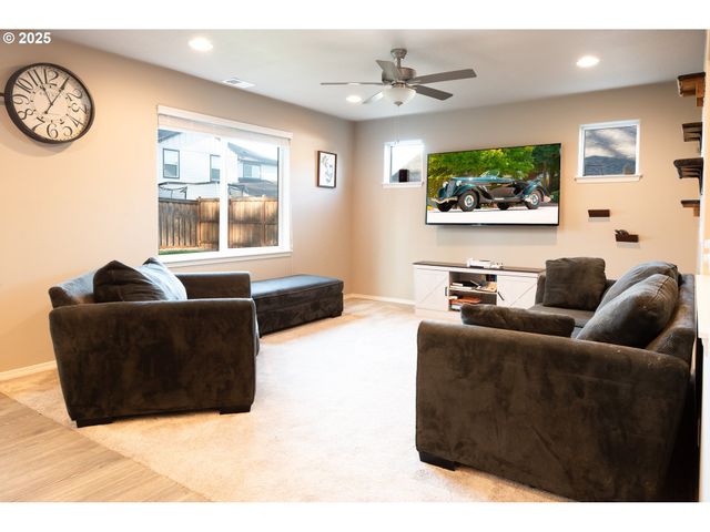 792 S 52ND Pl, Springfield, OR 97478