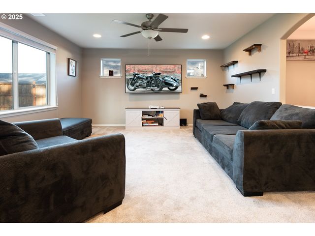 792 S 52ND Pl, Springfield, OR 97478