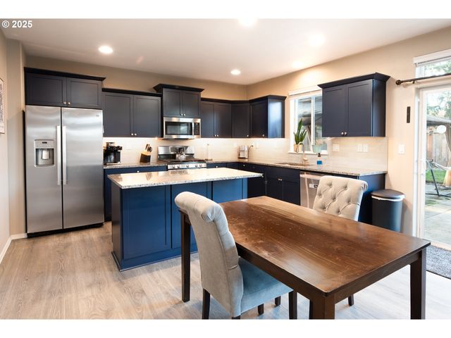 792 S 52ND Pl, Springfield, OR 97478