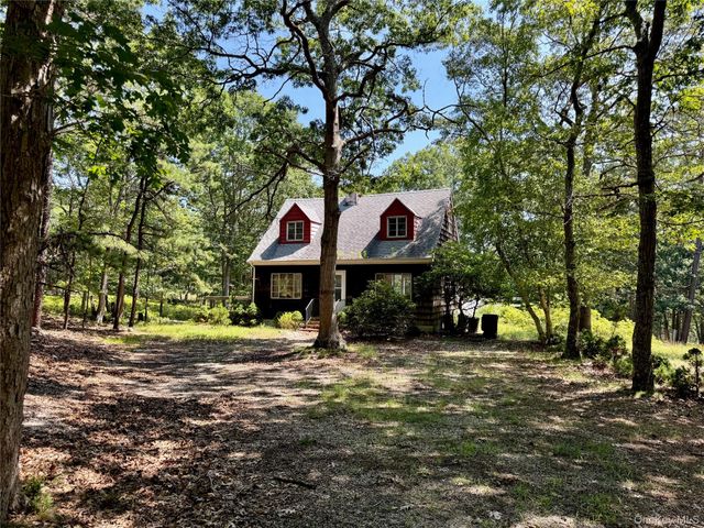 17 Sheridan Road, Hampton Bays, NY 11946