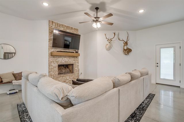 113 Greyhound Lane, Poolville, TX 76487