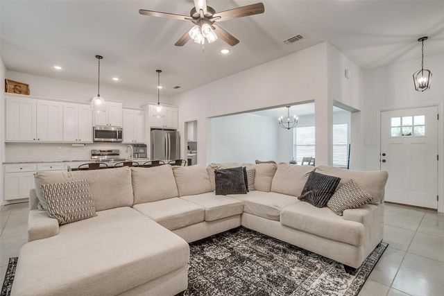 113 Greyhound Lane, Poolville, TX 76487