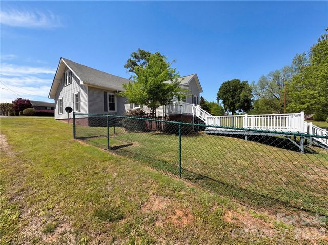 215 S Ferry Road, New London, NC 28127