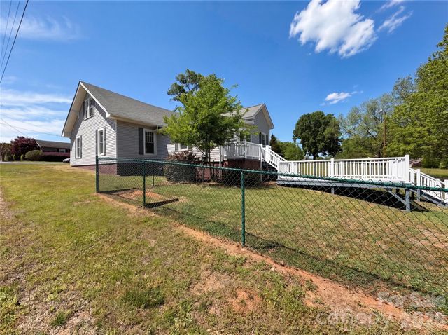215 S Ferry Road, New London, NC 28127