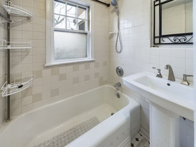 25 Rowe St 1, Newton, MA 02466