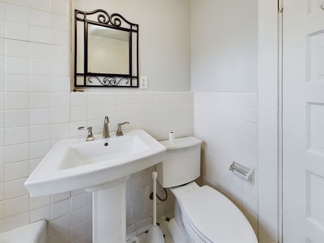 25 Rowe St 1, Newton, MA 02466