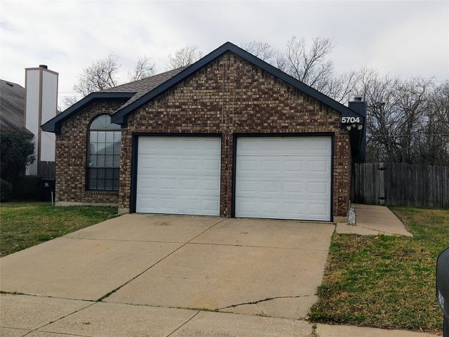 5704 Congressional Drive, Arlington, TX 76018