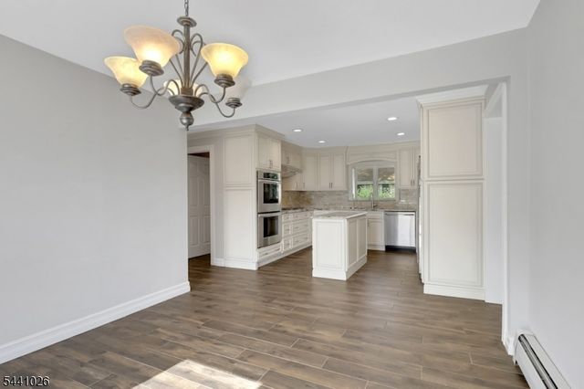 32 Bellows Ln, Montville Twp., NJ 07082
