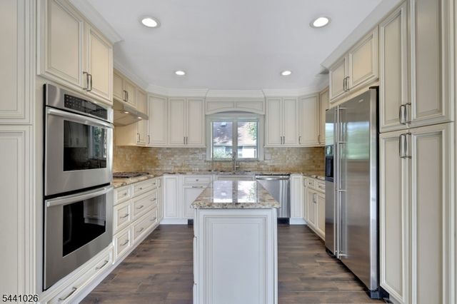32 Bellows Ln, Montville Twp., NJ 07082