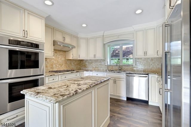 32 Bellows Ln, Montville Twp., NJ 07082