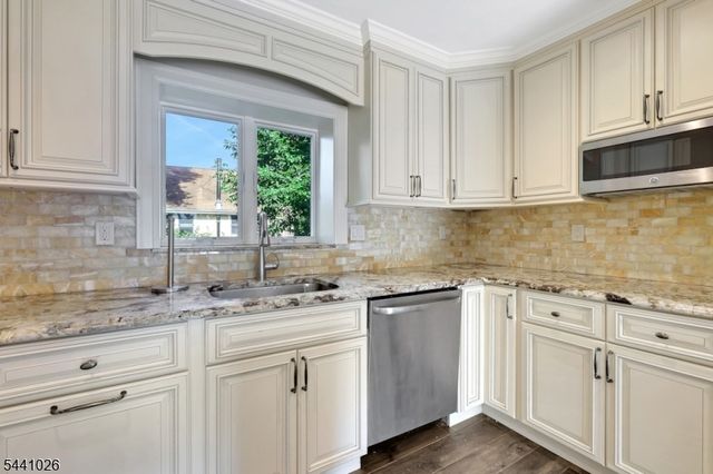 32 Bellows Ln, Montville Twp., NJ 07082