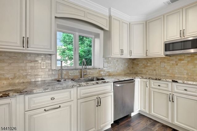 32 Bellows Ln, Montville Twp., NJ 07082