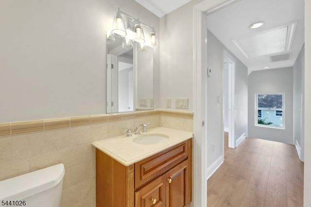 32 Bellows Ln, Montville Twp., NJ 07082