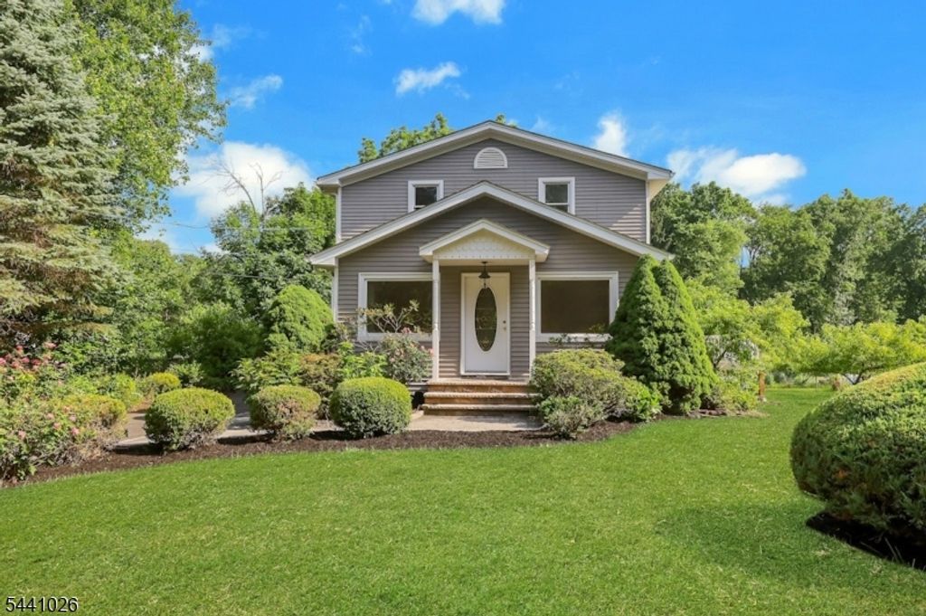 32 Bellows Ln, Montville Twp., NJ 07082