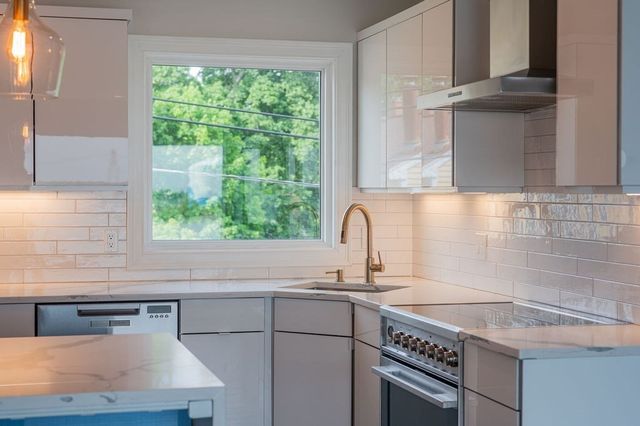 82 Webb St 2L, Salem, MA 01970