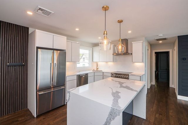 82 Webb St 2L, Salem, MA 01970