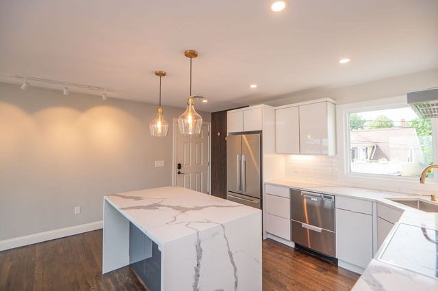 82 Webb St 2L, Salem, MA 01970