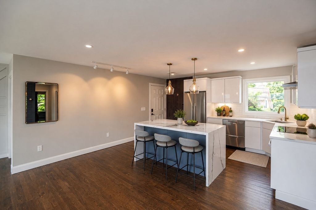 82 Webb St 2L, Salem, MA 01970
