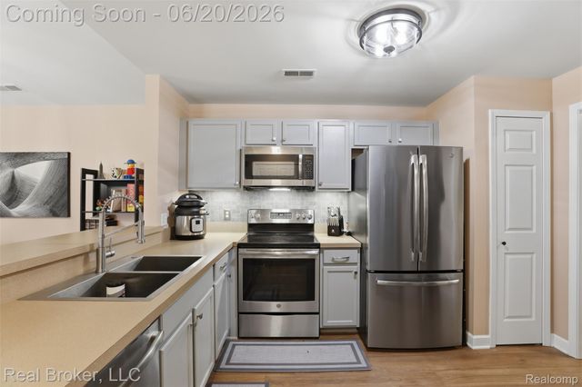 29717 Nottingham Circle, Livonia, MI 48152
