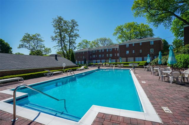 22 Nathan Hale Drive 80A, Huntington, NY 11743