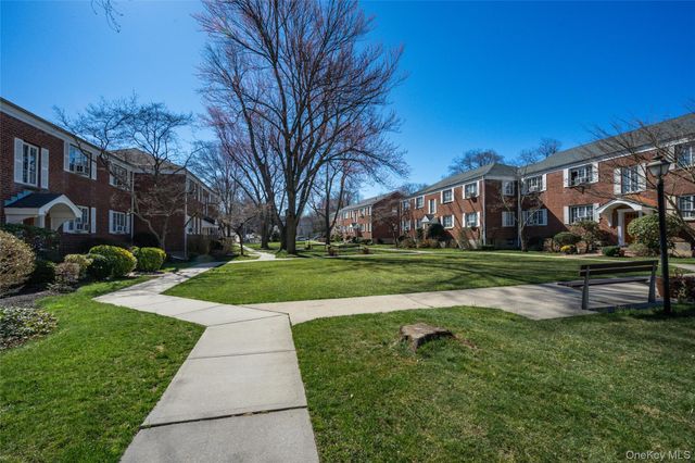 22 Nathan Hale Drive 80A, Huntington, NY 11743