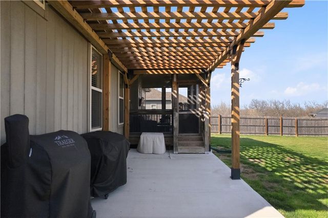 647 SW Crestview Drive, Grain Valley, MO 64029