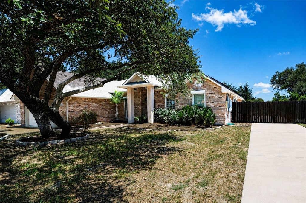 412 Fairway Oaks St, Rockport, TX 78382 — photo 2