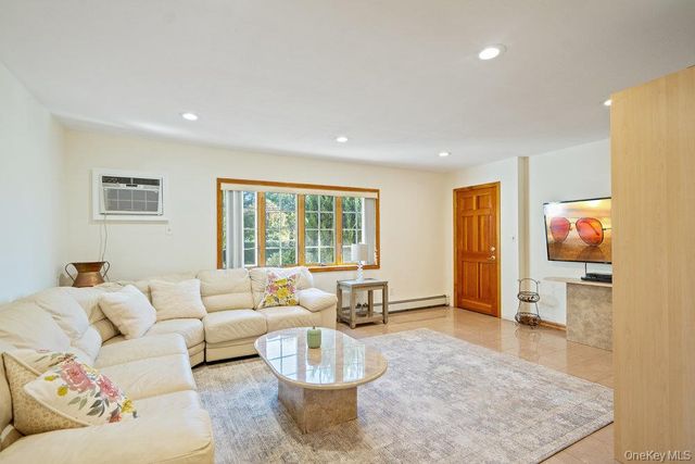 91 15th Avenue, West Babylon, NY 11704