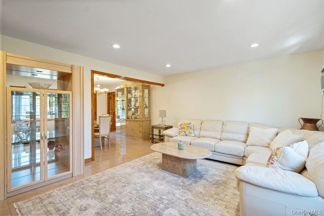 91 15th Avenue, West Babylon, NY 11704