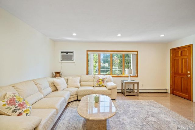 91 15th Avenue, West Babylon, NY 11704