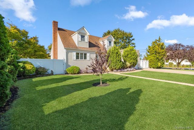 91 15th Avenue, West Babylon, NY 11704