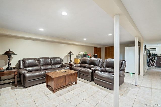 91 15th Avenue, West Babylon, NY 11704