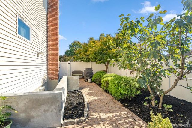 91 15th Avenue, West Babylon, NY 11704