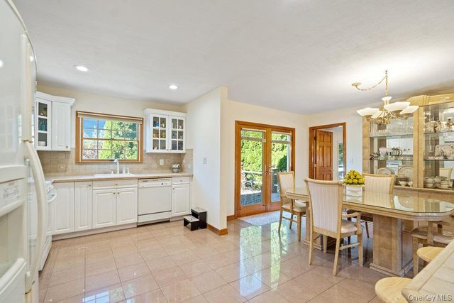 91 15th Avenue, West Babylon, NY 11704