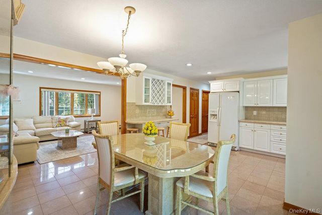 91 15th Avenue, West Babylon, NY 11704